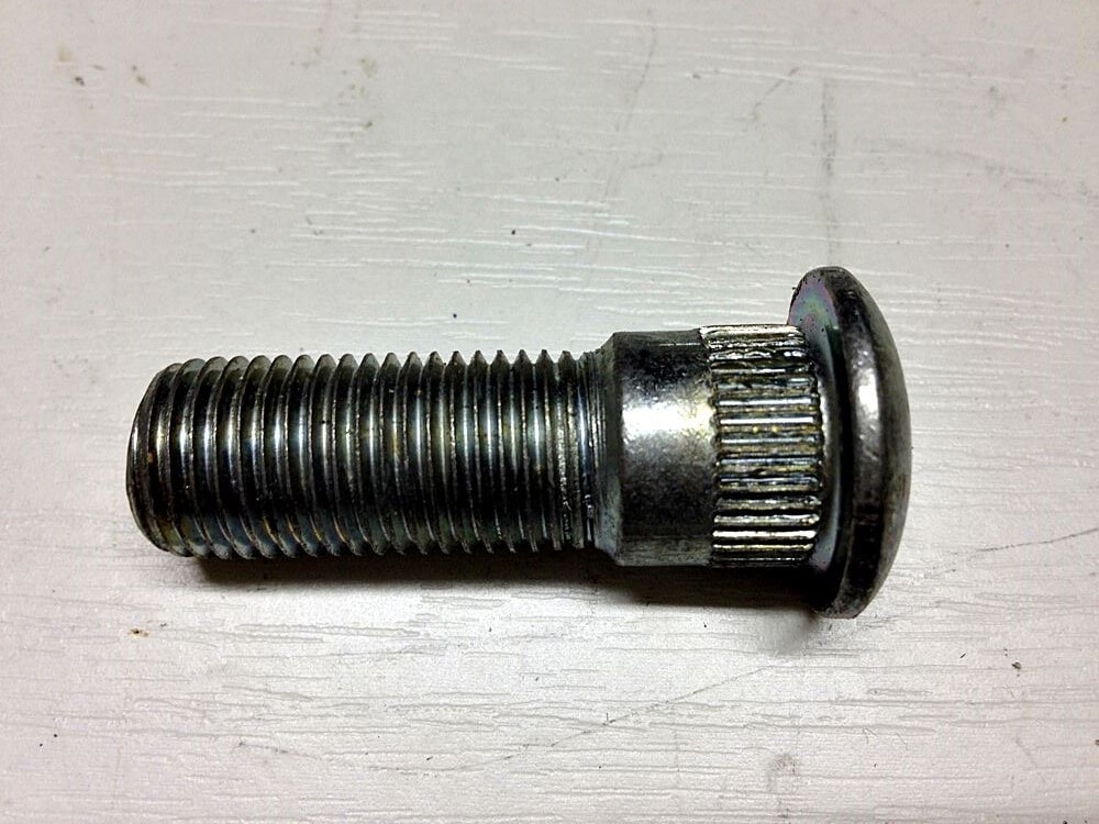 895